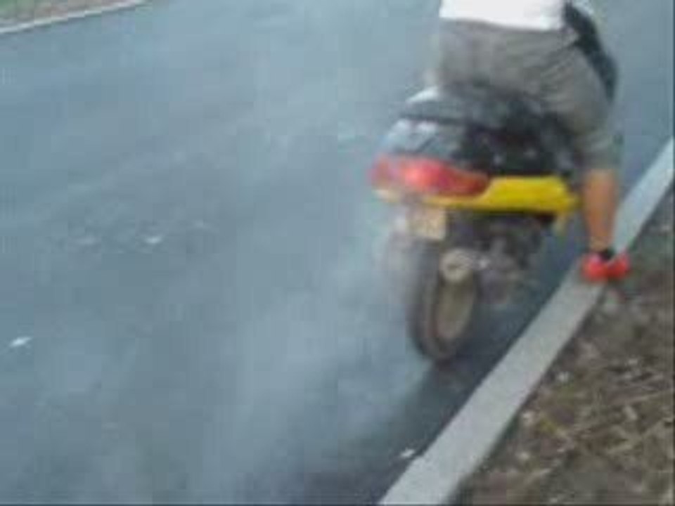 Palenie gumy skuterem