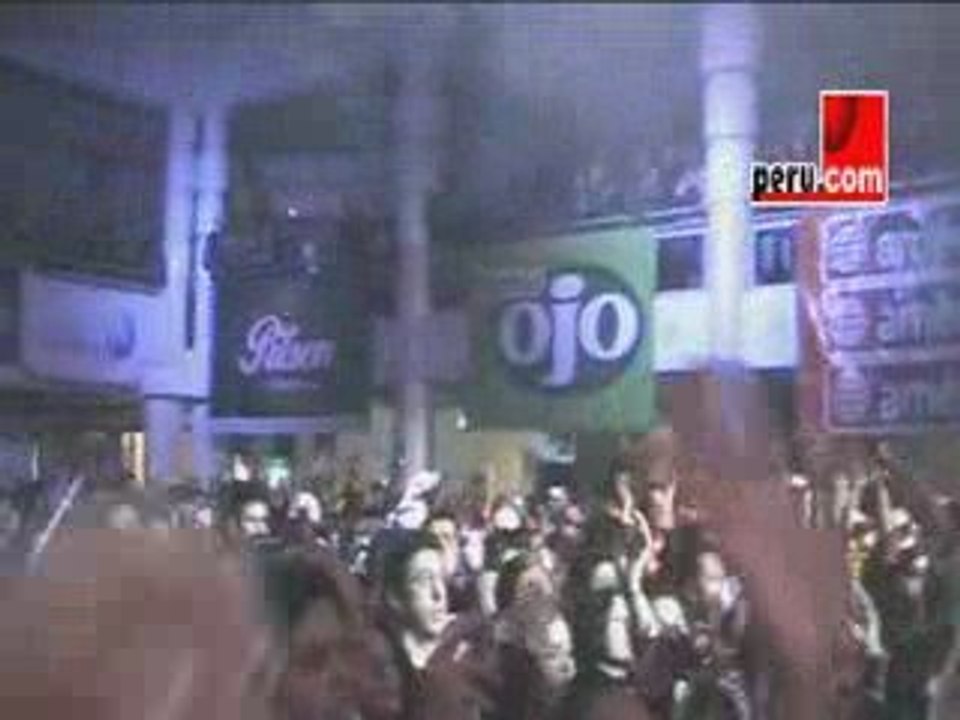 Miguel Mateos rockeó con camiseta peruana