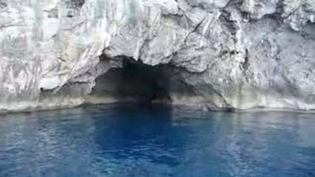 Grottes vues du bateau
