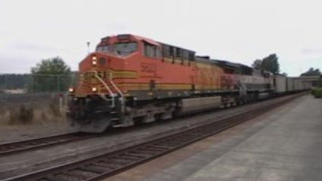 BNSF #5623 & UP #4956 meet in Kelso