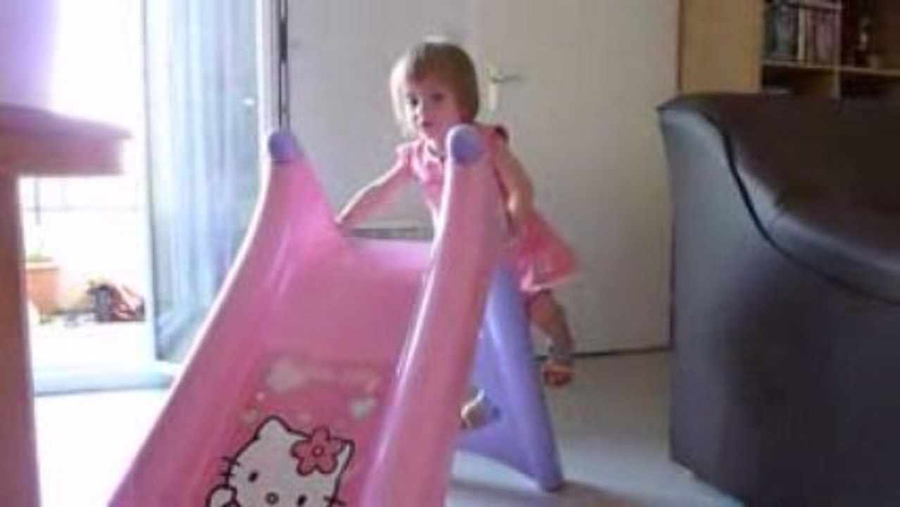 Mathilde et son nouveau toboggan !