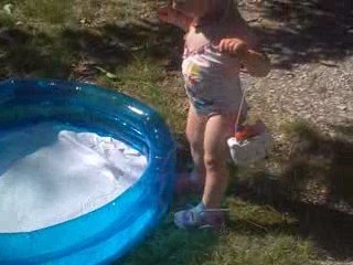 mahina à la piscine ds le jardin