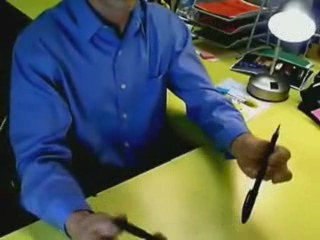 Regis jongle avec des stylos