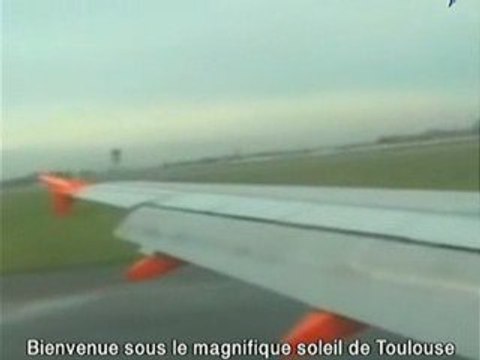 Une hôtesse de l'air donne les consignes avec humour !