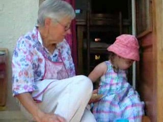 09-08-05 Aïlys et sa grand mamie
