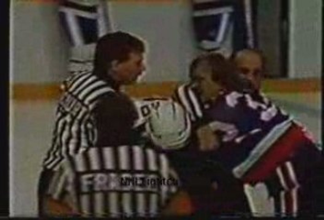 Bob Nystrom vs Jim Korn ISLANDERS vs MAPLE LEAFS ROUND2