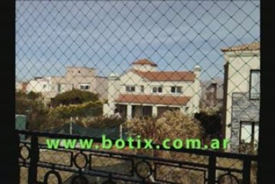 Proteccion de red trenzada evita caidas en un balcon frances