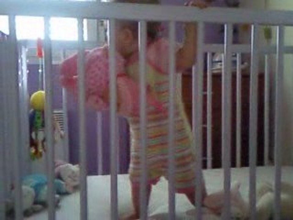 jade joue dans son lit