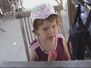 LEANE MANGE UNE GLACE