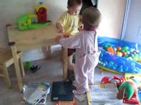 noa et mila (noa fait le chat )