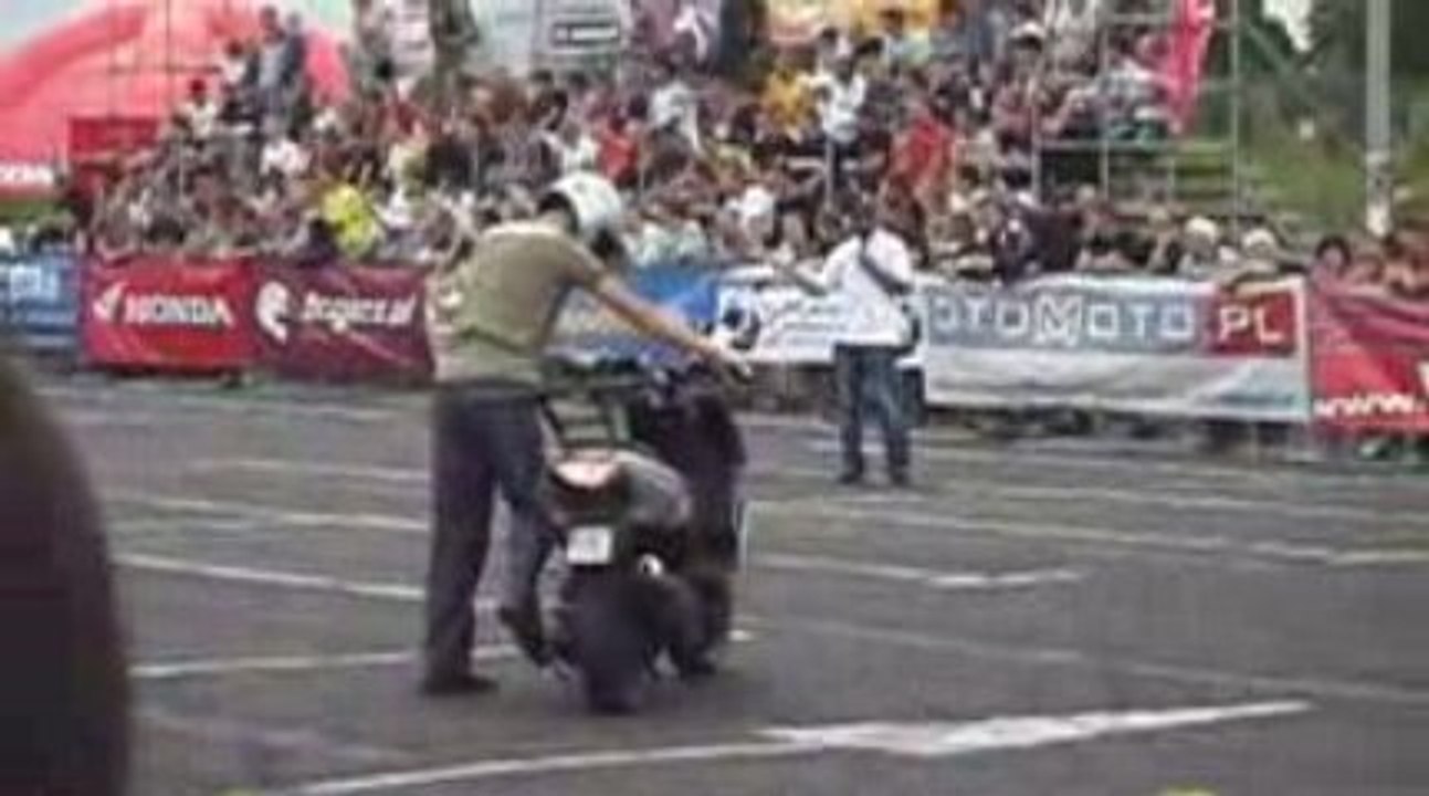 Stunt GP 2009 Bydgoszcz - Peugeot Speedfight i Yamaha Neos