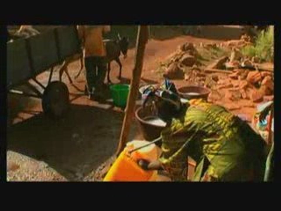 les bancs du tiekar de Phenomenal du collectif Farrawo