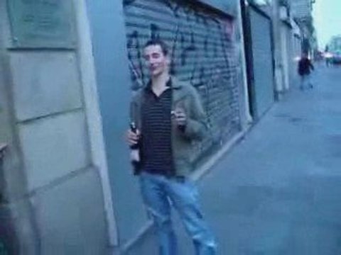 Un mec bourré ouvre une bouteille de vin.. sans tire-bouchon