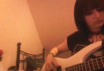 Moi jouant de la basse XD