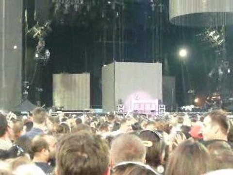 Madonna 29.08.2009 before the concert- Paul Oakenfold 2