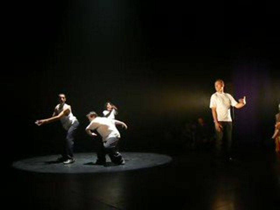 Improvisator et à travers à la scène nationale