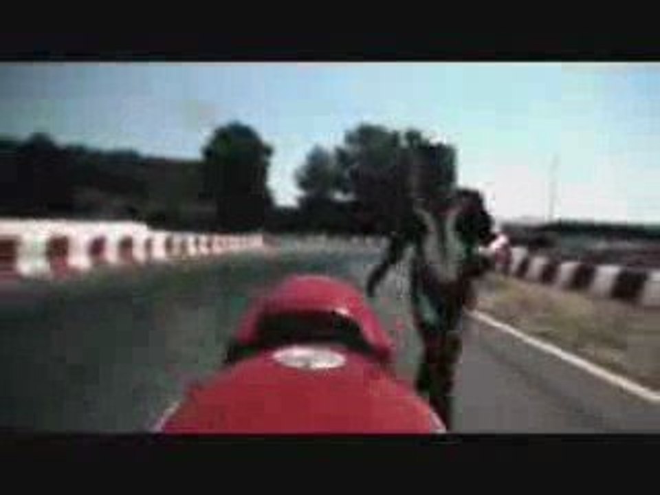 un motard cour apres sa moto