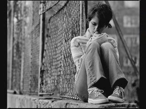 NİYE BÖYLE DARGIN BAKARSIN