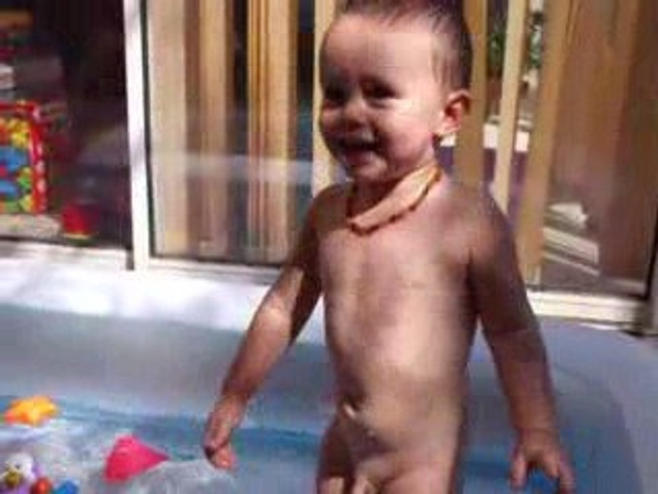 Video 35,youyou dans sa piscine