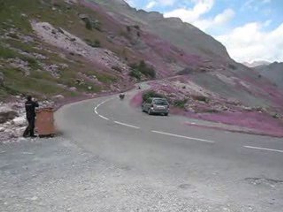 Manu sur sa Terrot 350 filmé dans le Galibier moto ancienne