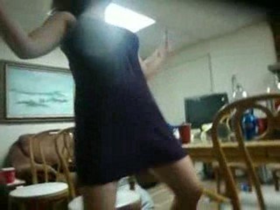 Femme ivre qui danse sur une table en verre  BLOG-VIDEOS.ORG