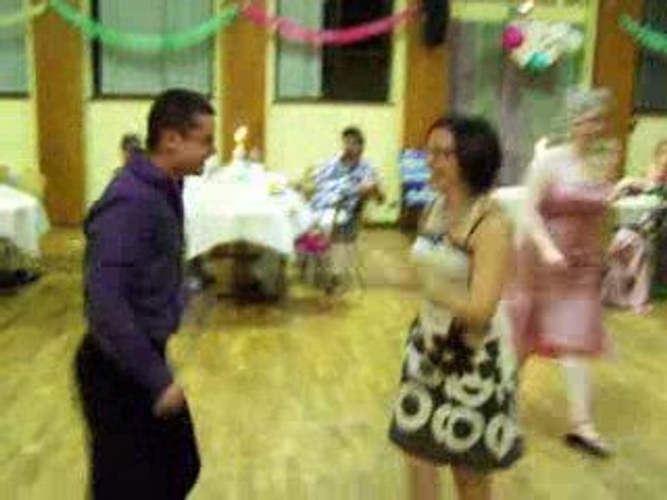 cour de danse avec antokun et clem qui mettent l'ambiance