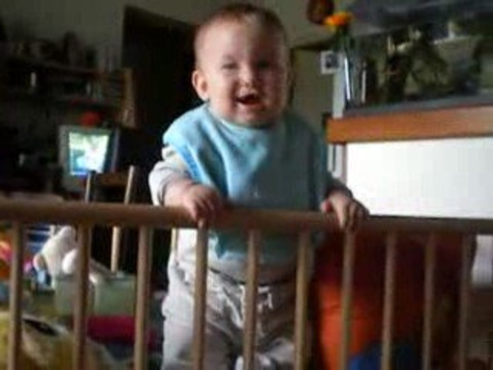 Léo se met debout
