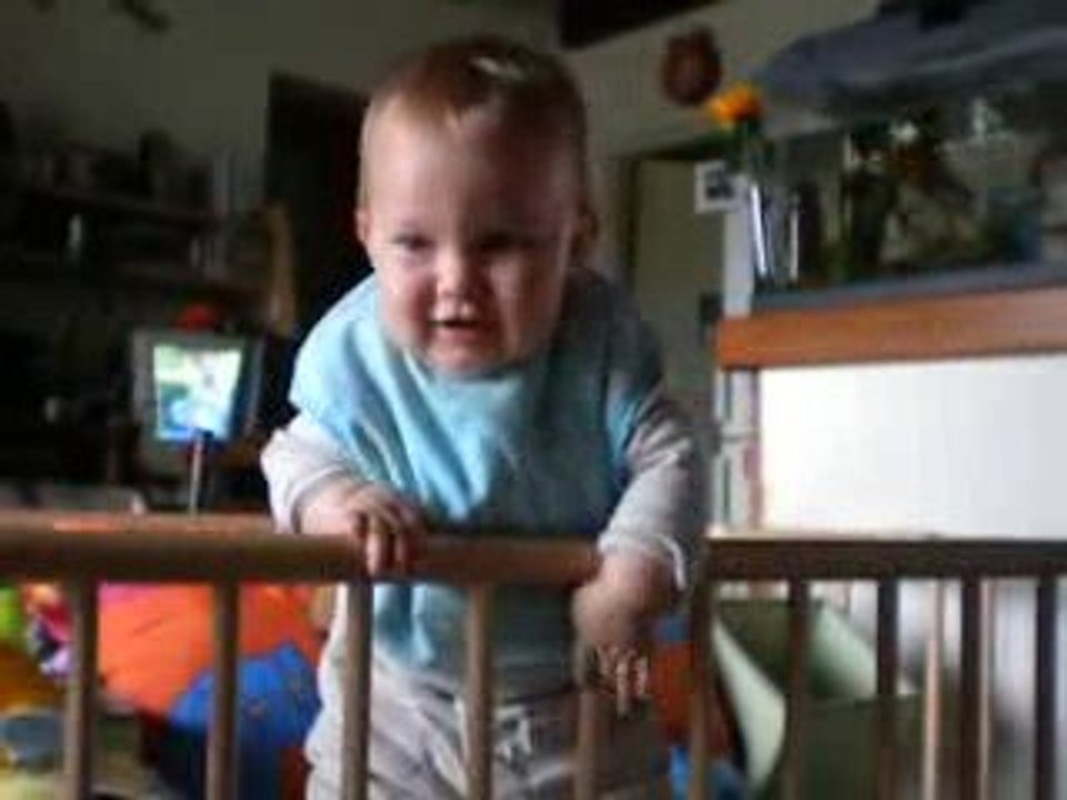 Léo se met debout2