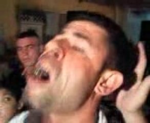 un mec qu'on surnomme "jedi" entrain de manger des scorpions