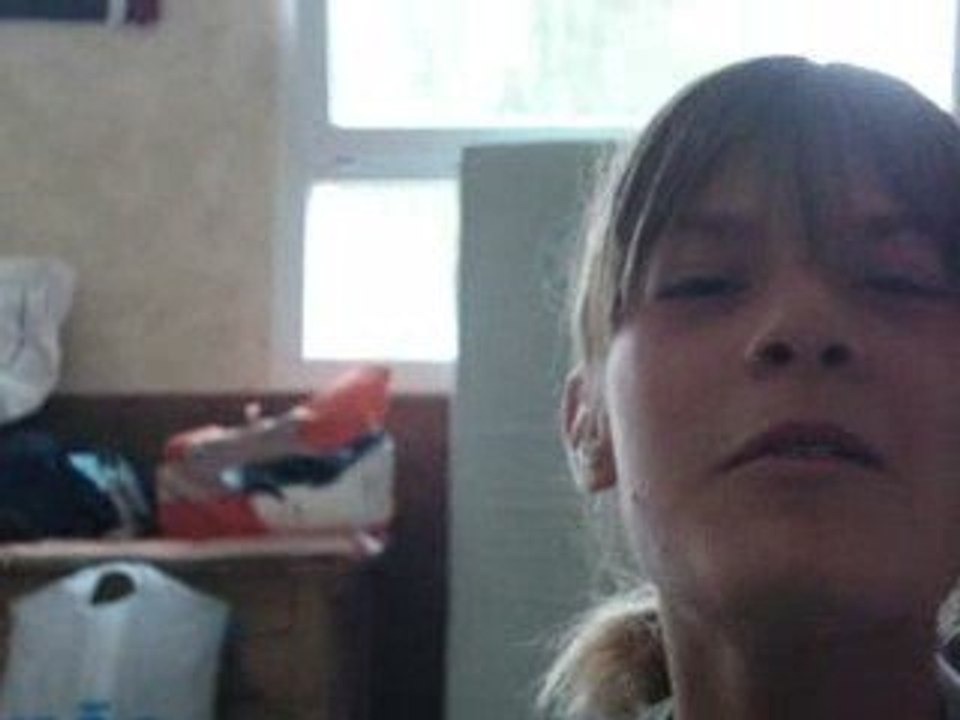 Léa essaye le détecteur de sourir qui ne veut pas marcher !
