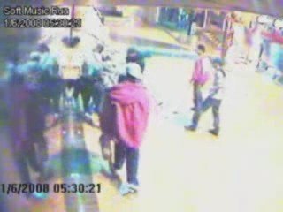 camera suiveillance 2 policiers agressés par un groupe