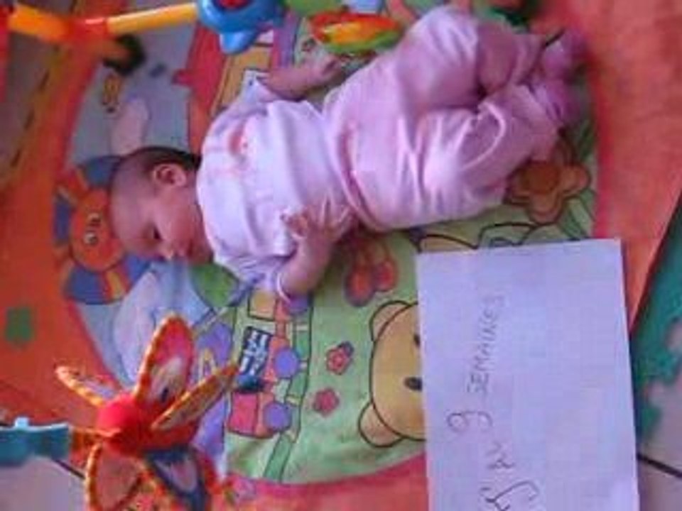 Iris à 9 semaines heureuse de retrouver son tapis de jeu