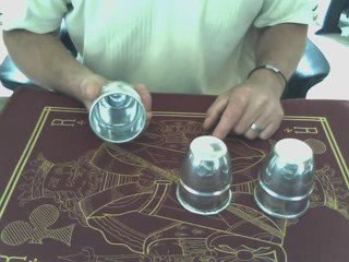 Magie évolution du jeu gobelet