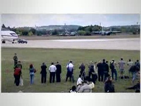 Внедорожник Audi Q7 V12 TDI quattro буксирует самолет SUKHOI