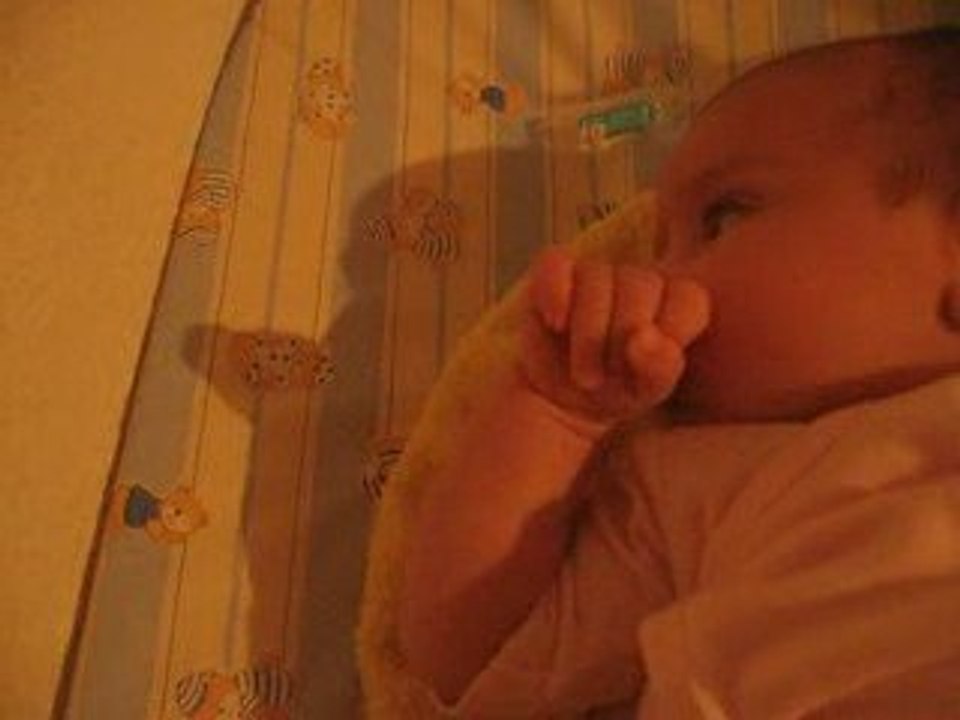 Iris oberve l'ombre de sa main à 6 semaines (le 13 août)