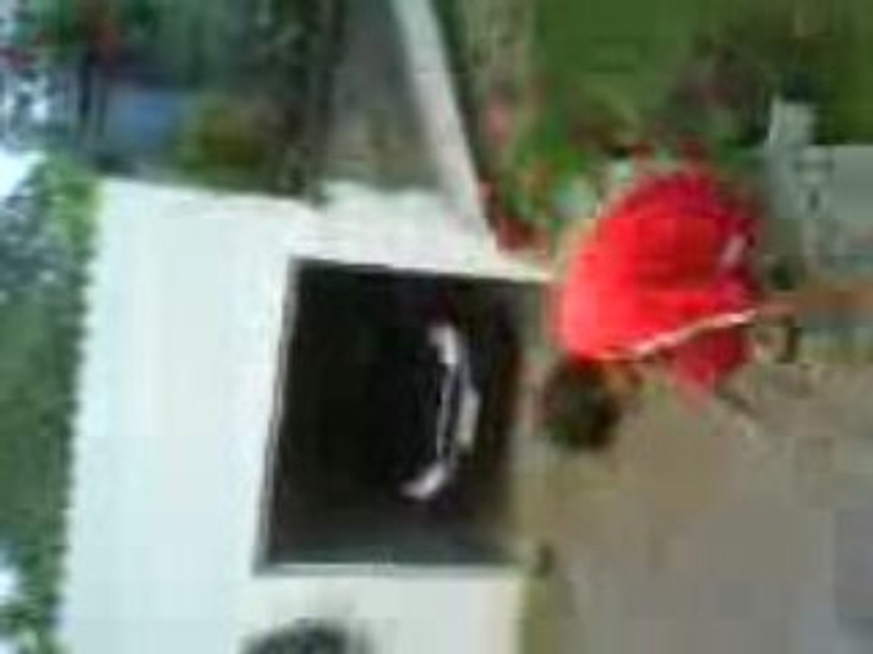 Mon cousin Alexis qui me lance ses tongs