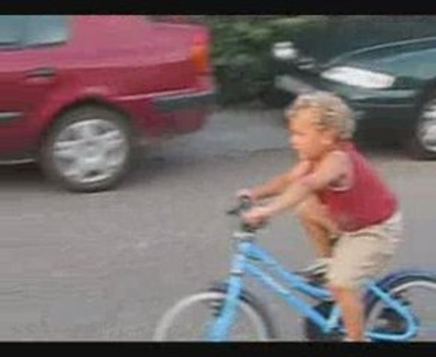 Calixte fait du vélo sans roulettes