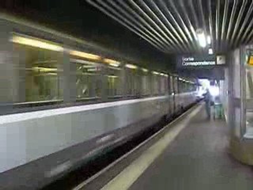 Passage d'un CIC sans arrêt à Rouen (80 km/h) voie 2