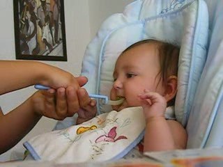 1ère cuillière de Lola 12.08.09