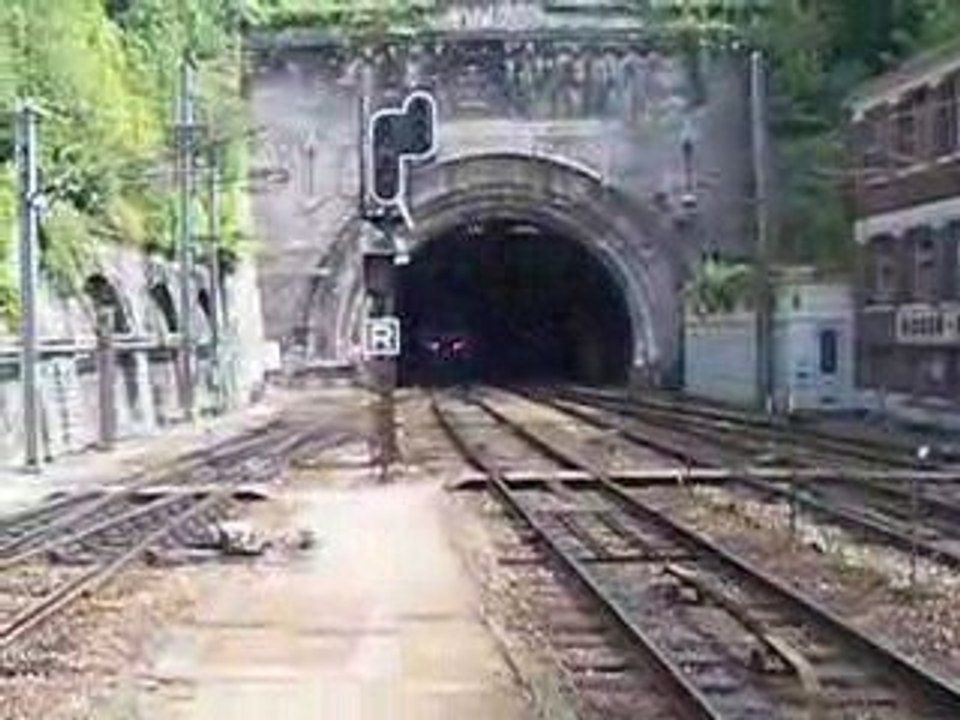 Départ d'un CIC R poussé par BB15000 vers Paris