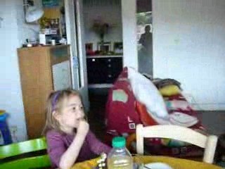 Lidia joue avec sa maman