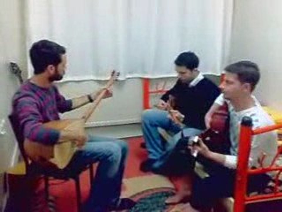 Saçlarını taramışsın sarı renge boyamışsın