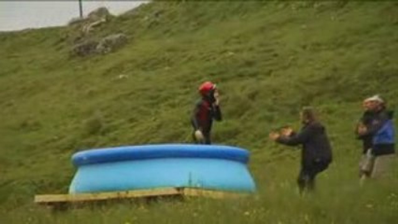 MEGA SAUT AVEC UN TOBOGGN A EAU