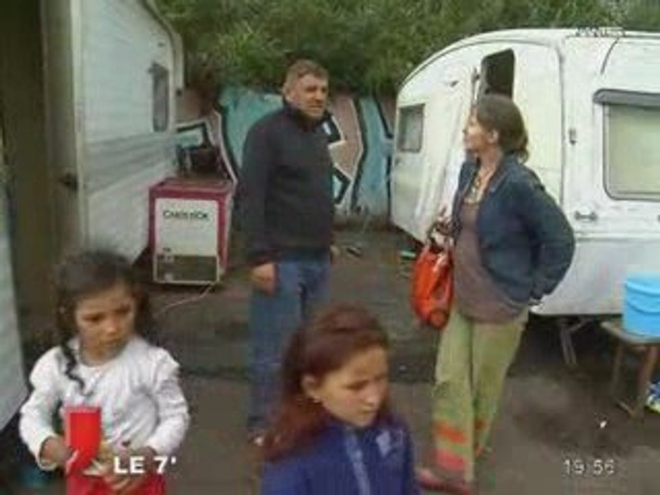 Des Roms encerclés par un mur de gravats