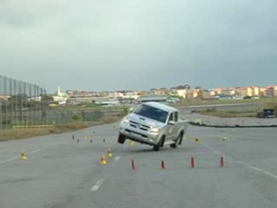 Toyota Hilux vs Mitsubishi L200 Slalom Test