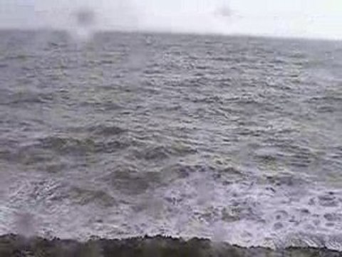 Des vagues qui cassent sur les rochers