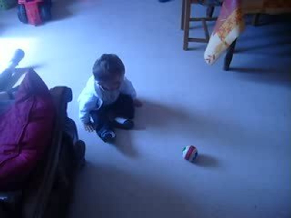 killian qui avance sur les fesses