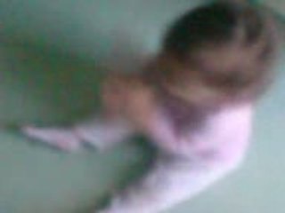 ma fille entrain de danser sur du Laurent Wolf