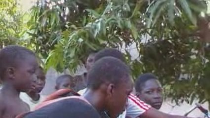 Djembe et les enfants dansent