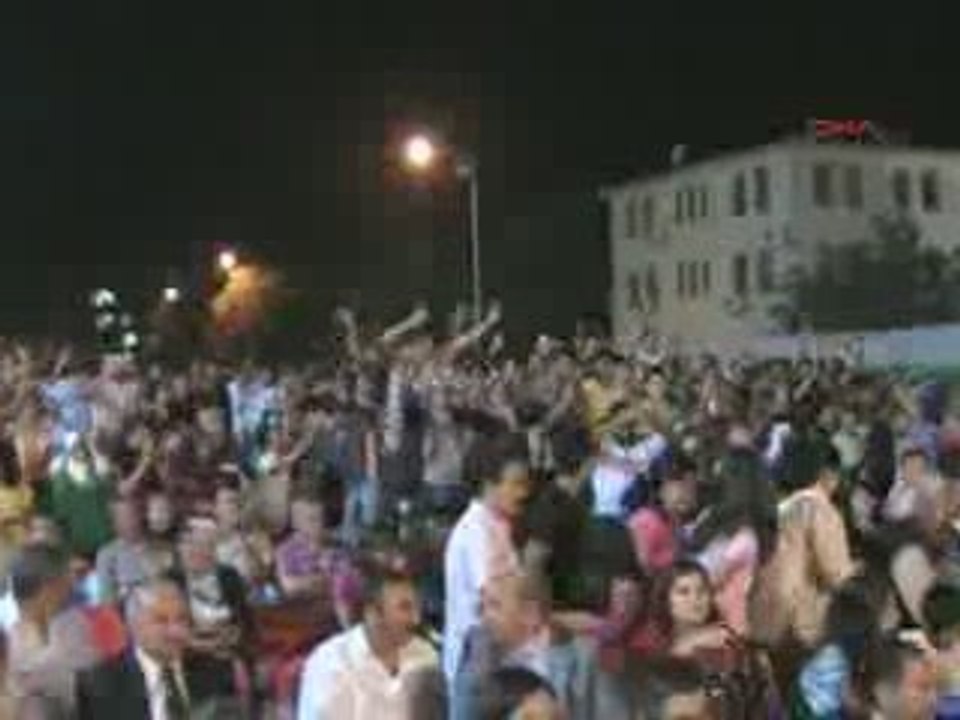 Şevval Sam Kürtçe şarkı söyledi